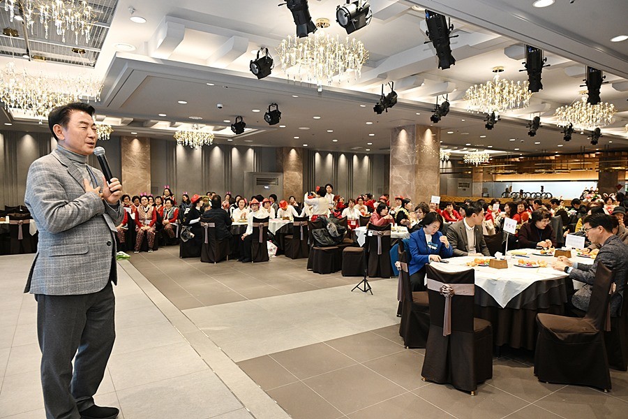 김동근 시장이 12월 7일 노성야간학교(교장 신성민)의 ‘2025 노성인의 밤’ 송년회에서 축사를 하고 있다