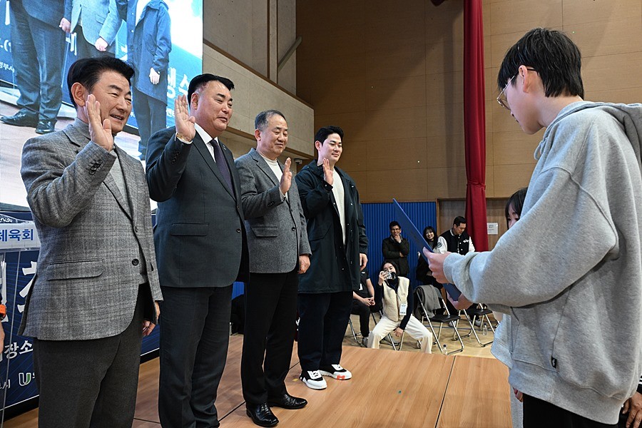 김동근 시장이 12월 7일 민락국민체육센터에서 개최된 ‘2025 의정부시장기 체육대축전 초등학생 수영대회’에서 참가자 대표 선서를 하고 있다