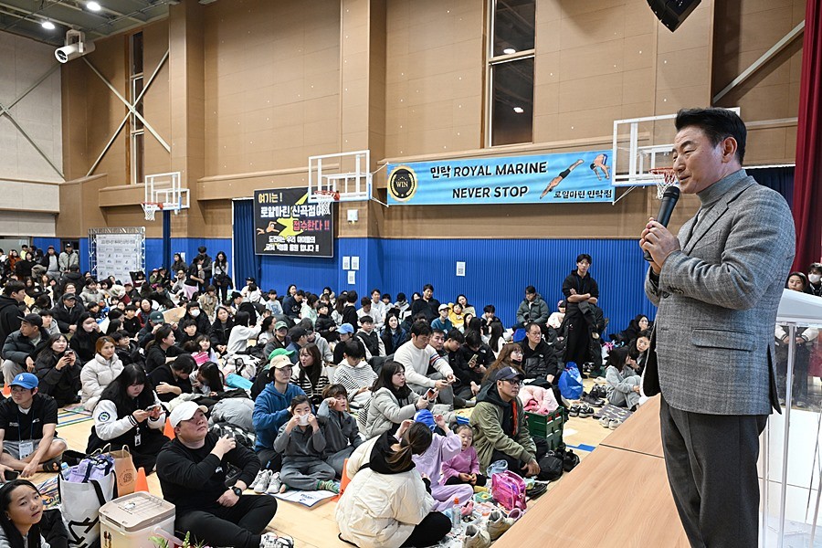 김동근 시장이 12월 7일 민락국민체육센터에서 개최된 ‘2025 의정부시장기 체육대축전 초등학생 수영대회’에서 인사말을 하고 있다