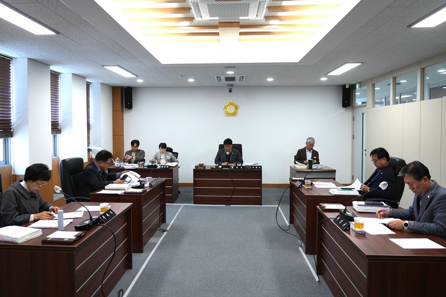 영천시의회 산업건설위원회에서 제249회 제2차 정례회 기간 중 16건의 안건에 대한 심사를 하고 있다. / 영천시의회 제공
