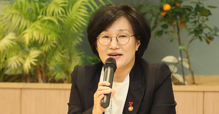 원민경 성평등가족부 장관이 서울 성동구 KT&G 상상플래닛에서 열린 제4차 성평등 토크콘서트 '소다팝'에서 청년 참가자들과 함께 '사회 참여기 청년의 성별 인식격차' 주제에 대해 토론하고 있다.  / 뉴스1