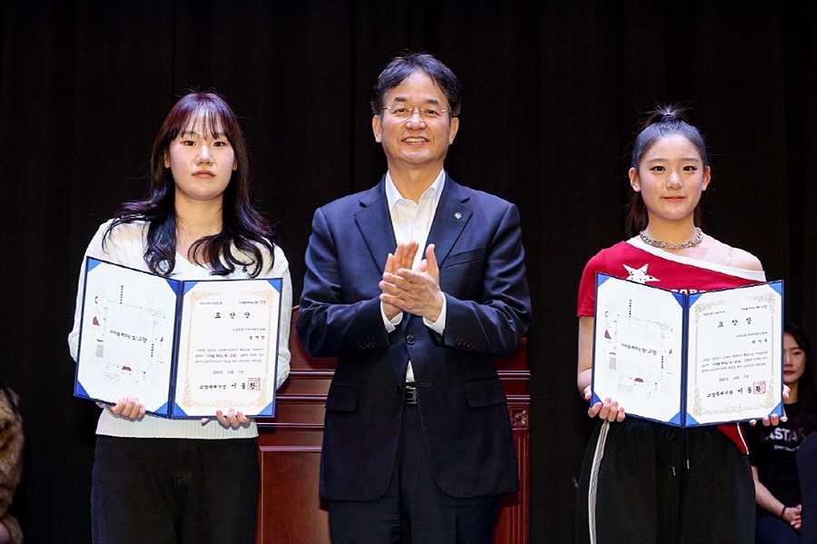 이동환 고양시장과 모범 청소년 치어리더 표창장 수상 기념촬영