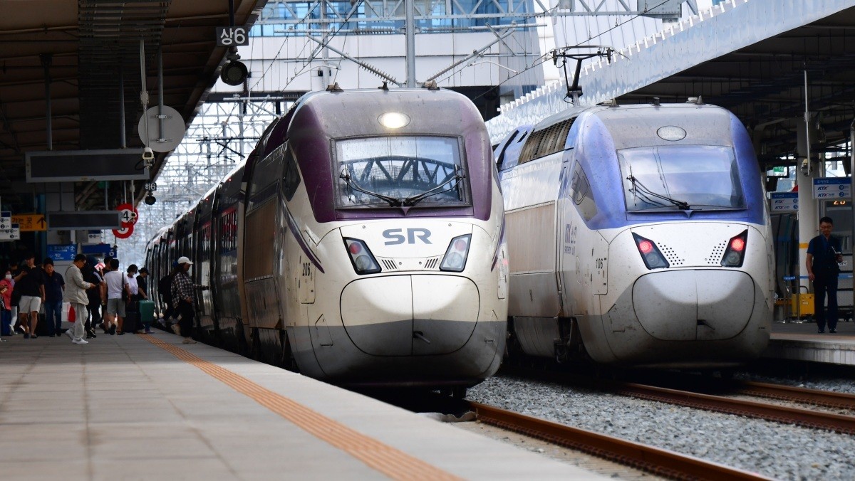 나란히 출발 대기 중인 SRT와 KTX고속열차 / 뉴스1