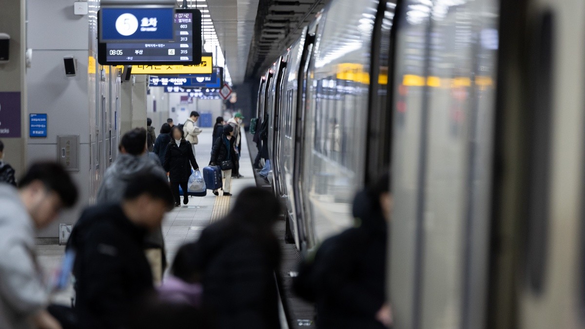 시민들이 열차에 탑승하고 있다. 기사의 이해를 돕기 위한 사진 / 누스1