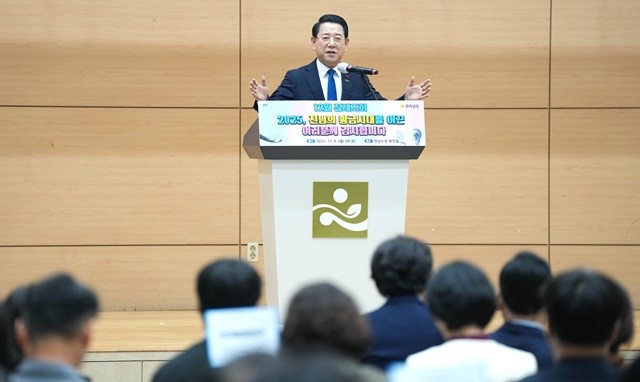 김영록 전라남도지사가 8일 도청 왕인실에서 열린 공감과 소통을 위한 ‘12월 정례조회’에서 인사말을 하고 있다.