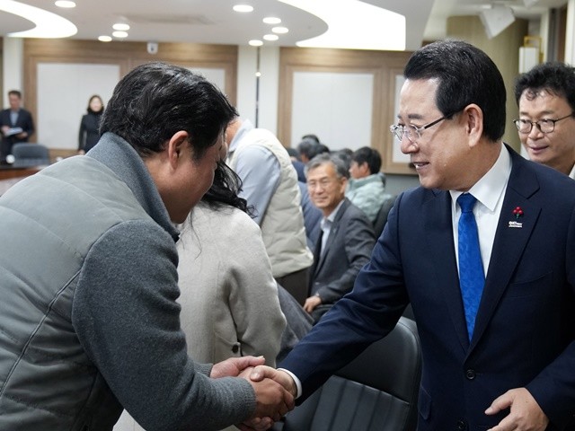 김영록 전라남도지사가 8일 도청 서재필실에서 열린 ‘친환경농업협회 도·시군 회장단 간담회’에서 참석자들과 인사를 나누고 있다.