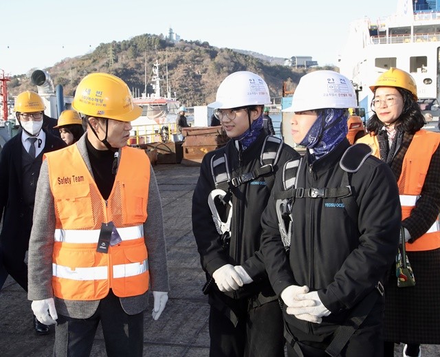 8일 김대중 전라남도교육감이 ㈜여수해양을 찾아 현장실습 안전․환경을 점검하고, 실습생을 격려를 전하고 있다.