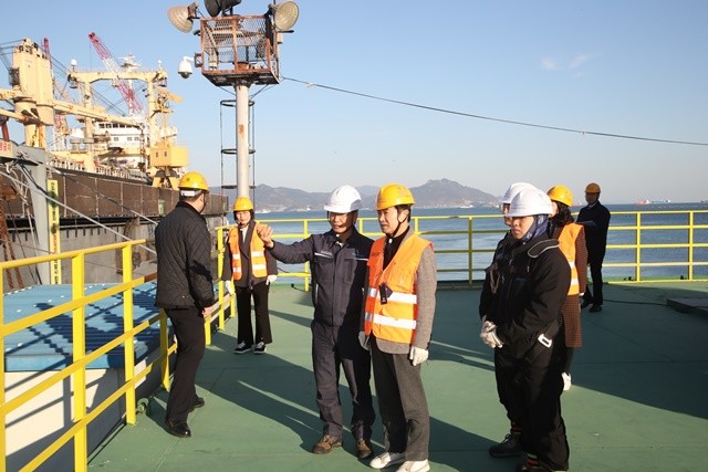 8일 김대중 전라남도교육감이 ㈜여수해양을 찾아 현장실습 안전․환경을 점검하고 있다.