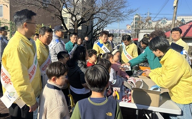 나주시가 지난 5일 영산포초등학교 일원에서 관계기관과 함께 아동 대상 범죄 예방 캠페인을 벌였다.