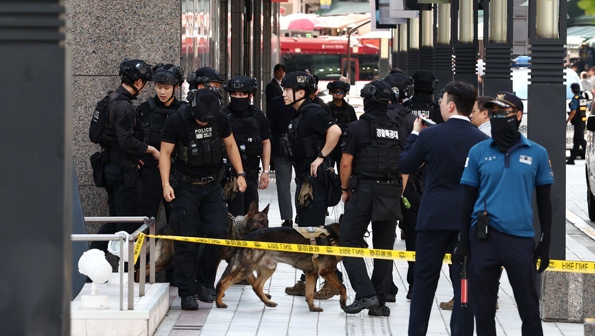 지난 8월 5일 오후 서울 신세계백화점 본점에서 한 인터넷 커뮤니티에 해당 백화점 내부에 폭발물을 설치했다는 협박글이 올라와 경찰특공대 등이 현장에 출동해 조사 중인 모습 / 뉴스1
