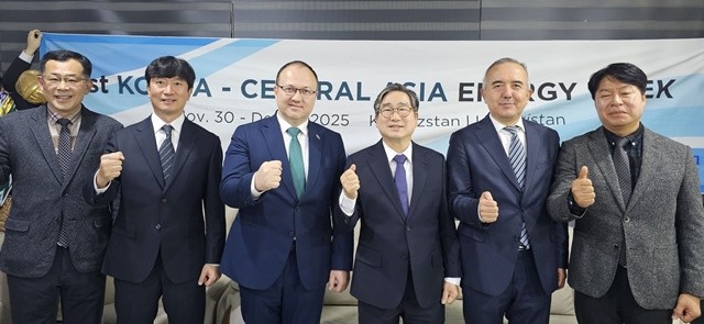 지난 5일 강상구 나주 부시장(오른쪽 세 번째)이 우즈베키스탄 경제위원회 목토르 우마로프 의장(왼쪽 세 번째)을 비롯한 관계자들을 만나 에너지 전환과 신도시 개발 분야 관련 협력을 논의했다.