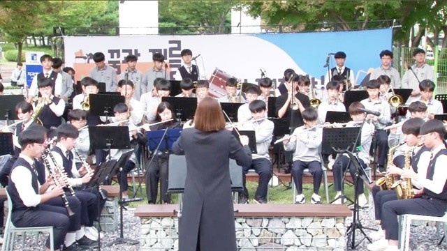 광주시교육청이 2022년부터 추진해 온 복합예술공간 조성 사업 중 하나인 ‘빛고을 버스킹’ 공간으로서, 조선대학교부설중학교의 ‘리듬 놀이터’가 지난 2024년 10월 16일 준공을 기념해 ‘등굣길 음악회’를 개최했다.