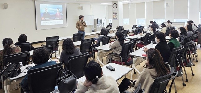광주시교육청이 8일 광주시교육청학생독립운동기념회관 평생학습실에서 진행한 ‘학교안전책임관 역량강화 연수’에서 송창영 광주대 교수가 참가자들에게 재난 안전에 대한 강의를 하고 있다. / 광주시교육청 제공