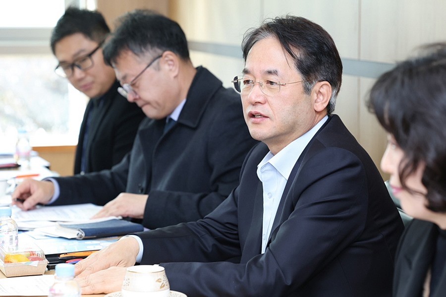 저현고를 방문해 학교 관계자 및 학부모와 소통하고 있는 이동환 고양시장