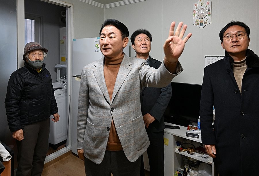 김동근 시장이 12월 8일 ‘G-하우징 집수리 지원사업’ 대상 가구를 방문해 내부를 둘러보고 있다