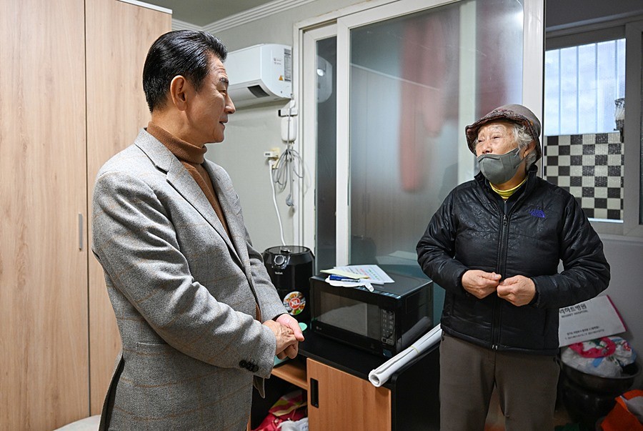 김동근 시장이 12월 8일 ‘G-하우징 집수리 지원사업’ 대상 가구를 수혜 주민과 소통하고 있다