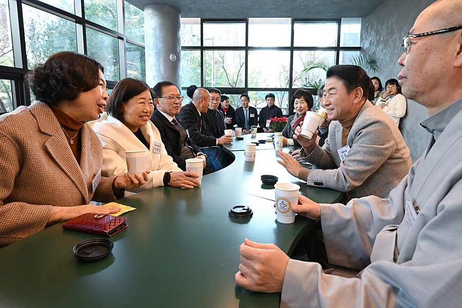 김동근 시장이 12월 8일 송산3동 공공복합청사 1층 주민 공유공간 개소식에서 지역 주민들과 소통하고 있다