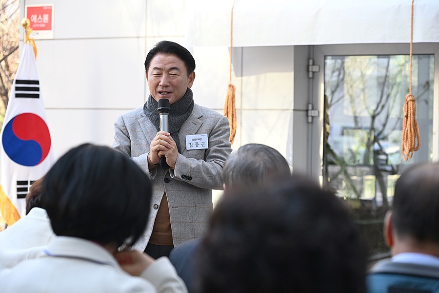 김동근 시장이 12월 8일 송산3동 공공복합청사 1층 주민 공유공간 개소식에서 인사말을 하고 있다