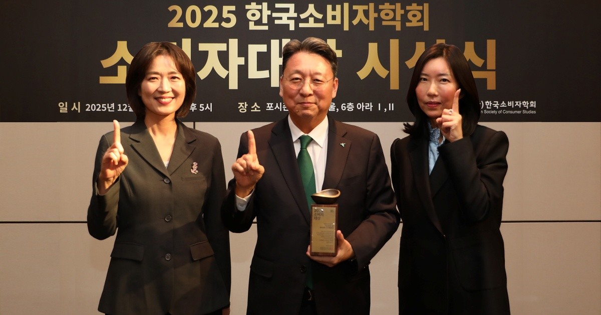 이날 시상식에 참석한 남궁원 하나생명 대표이사(사진 왼쪽 두번째)가 유현정 한국소비자학회 공동회장(사진 왼쪽 첫번째), 안희경 한국소비자학회 공동회장(사진 왼쪽 세번째) / 하나금융그룹 제공