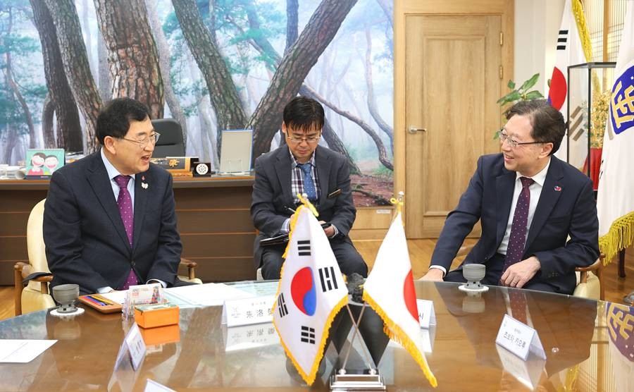 주낙영 경주시장(왼쪽)과 오스카 츠요시 주부산일본총영사가 8일 경주시청에서 한일 자매도시 교류 확대와 APEC 이후 협력 과제를 주제로 환담을 나누고 있다./경주시