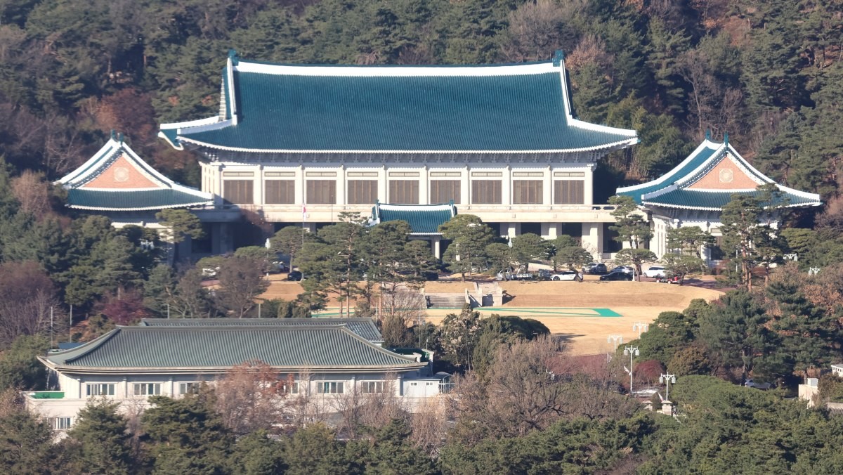 용산 대통령 집무실을 청와대로 옮기는 이사 작업이 착수된 8일 서울 종로구 정부서울청사에서 바라 본 청와대. / 연합뉴스