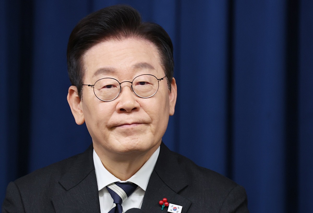 이재명 대통령. 기사 이해를 돕기 위한 자료 사진. 이 대통령이 정부에서 공공사업을 수행하면서 인건비를 최저임금 기준으로 책정하는 관행에 대해 입장을 밝혔다. 이 대통령은 '사람을 쓰면 적정한 임금을 줘야지 왜 법이 허용하는 최저 액수를 주느냐'라며 개선을 당부했다. / 뉴스1