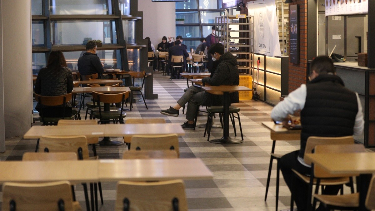 한 식당가에서 시민들이 혼밥 식사를 하고 있다. 기사의 이해를 돕기 위한 사진 / 뉴스1