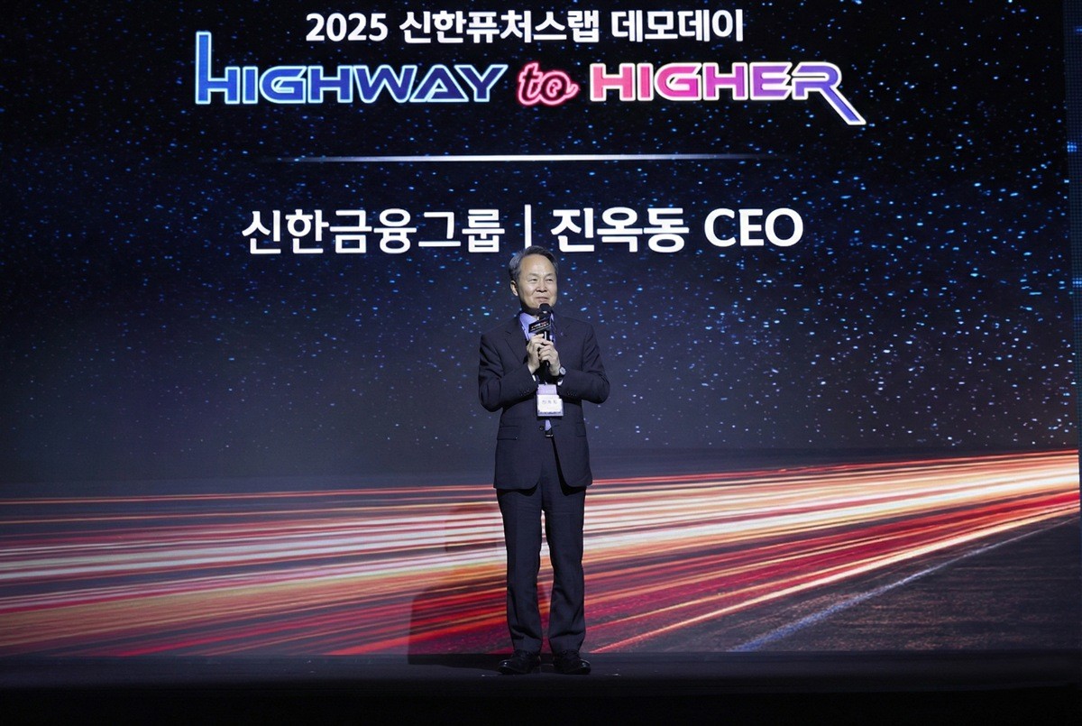 진옥동 신한금융그룹 회장이 지난 2일 서울 광진구 파이팩토리에서 열린 '신한 퓨처스랩 데모데이2025'에 참석해 격려사를 하고 있다. / 신한금융