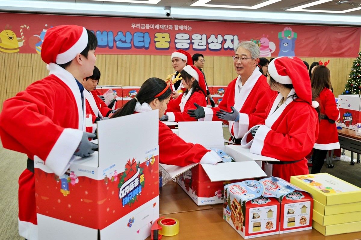 임종룡(오른쪽 두 번째) 우리금융미래재단 이사장이 8일 서울 중구 우리은행 본점에서 자립 준비 청년들과 아동양육시설 아동을 위한 꿈 응원상자를 포장하고 있다 / 우리금융그룹