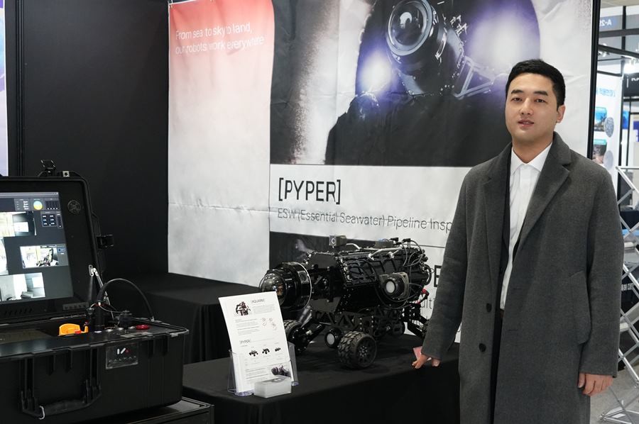 ㈜칼만 김준호 대표가 전시부스 및 수상작 전시제품(PYPER)을 소개하고 있다 / 포항상공회의소 제공