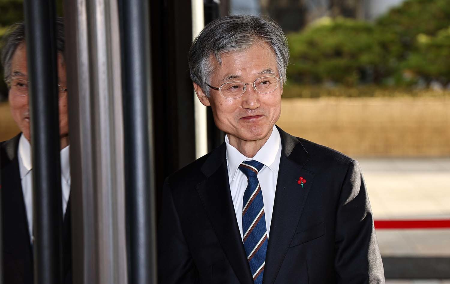 조희대 대법원장이 9일 오전 서울 서초구 대법원으로 출근하며 취재진 질문에 답하며 미소짓고 있다. / 뉴스1