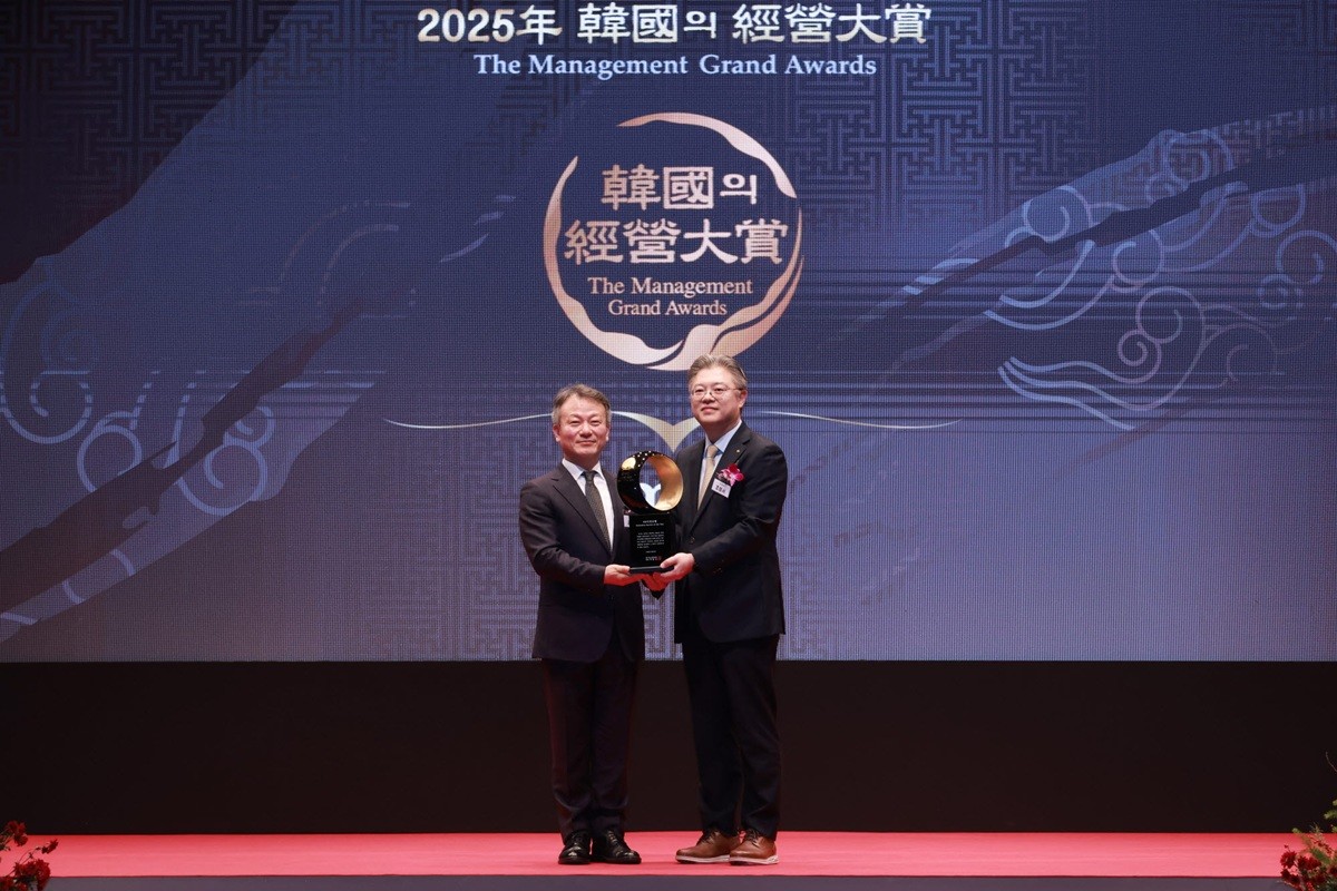 9일 서울 중구 신라호텔에서 열린 ‘2025 한국의 경영대상’에서 김연성 한국고객만족경영학회장(왼쪽)과 조영서 KB국민은행 AI·DT추진그룹 부행장(오른쪽)이 기념촬영을 하고 있다. / KB국민은행