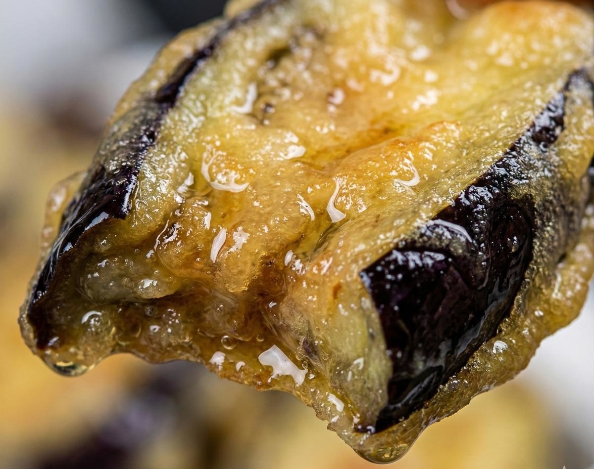 스펀지처럼 기름을 잔뜩 먹은 가지. 기사 내용을 바탕으로 제작한 자료사진.