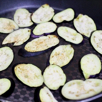기름 두르지 않고 가지 볶기. 기사 내용 토대로 AI툴 활용해 제작한 자료 움짤.