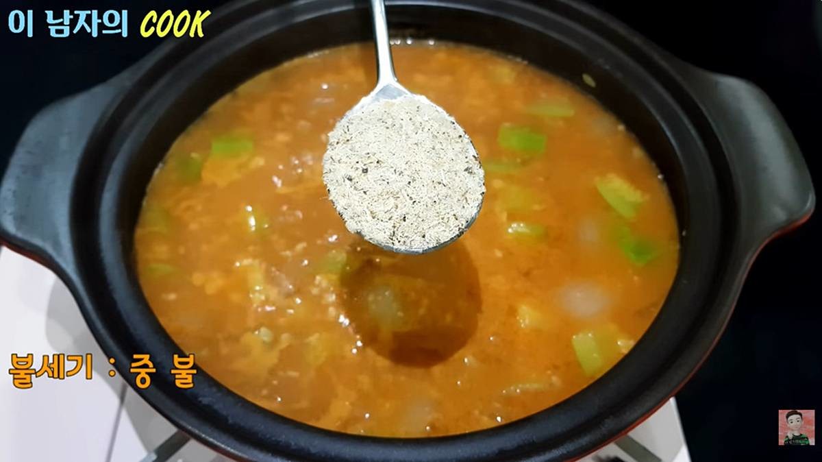 된장 찌개에 멸치 가루 한 스푼 / 유튜브 ‘이 남자의 cook’