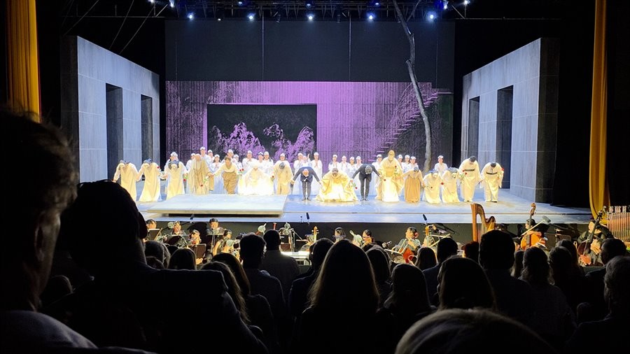 대구시 공연단이 사아레마 오페라페스티벌에서 심청 공연 후 관객들을 향해 커튼콜을 하고 있다. / 대구시 제공