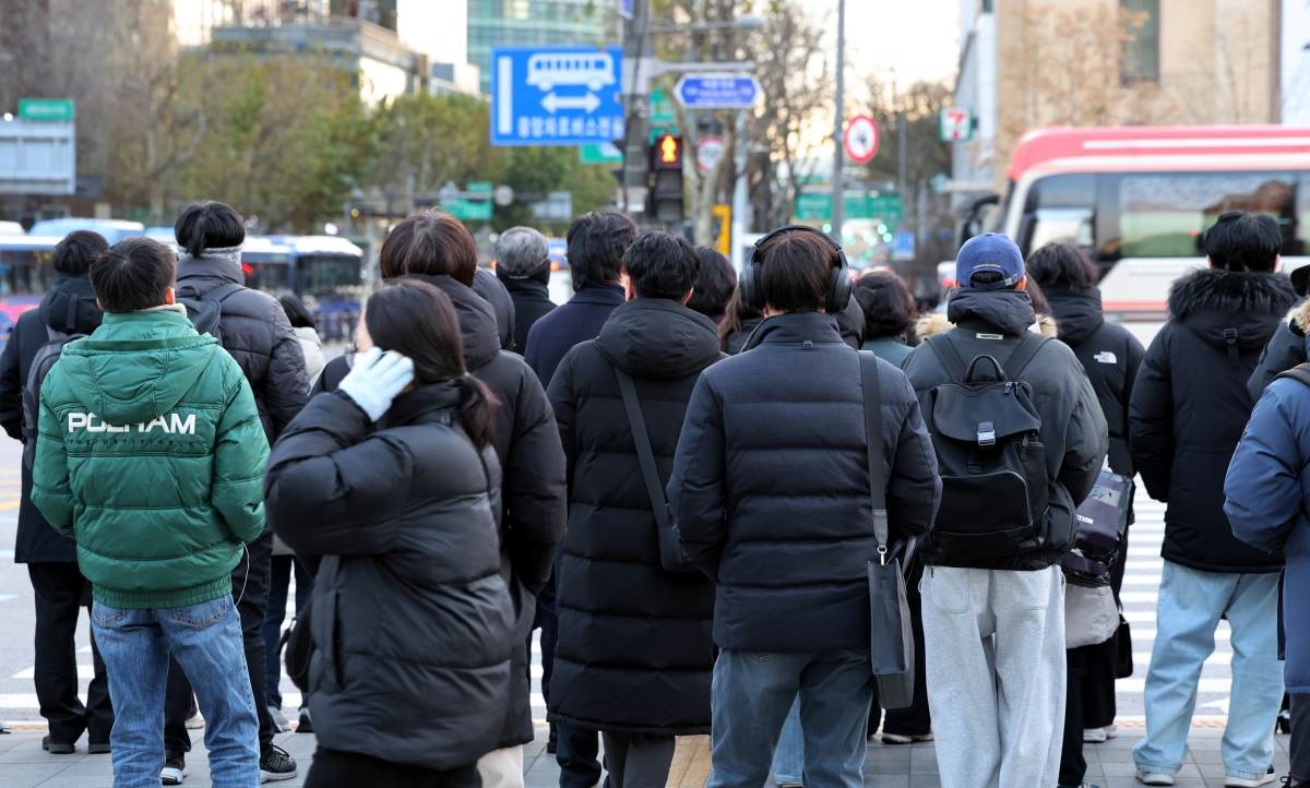 두터운 옷차림을 한 시민들 / 뉴스1