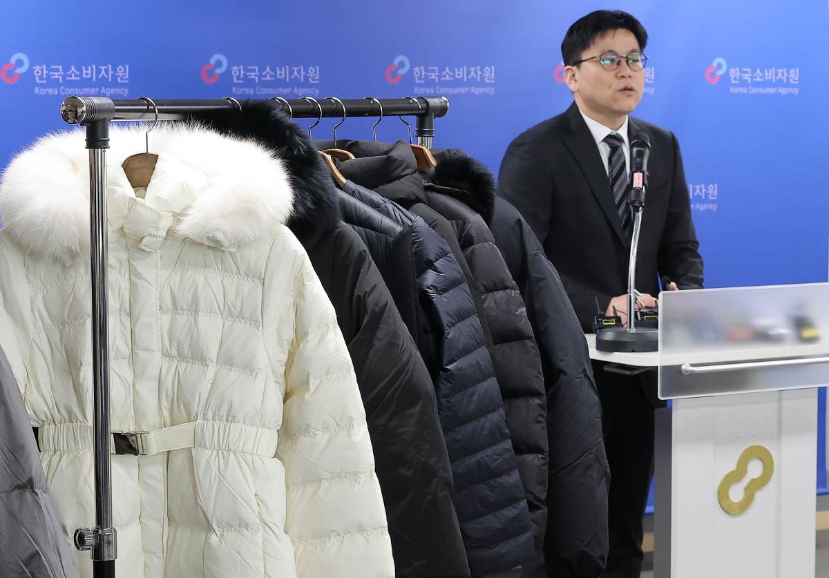박용희 한국소비자원 생활환경시험국 섬유신소재팀장이 9일 오전 서울 송파구 한국소비자원 서울강원지원에서 진행된 부적합 구스다운 패딩 관련 브리핑을 하고 있다. 한국소비자원은 시중에 판매중인 구스다운 24개 제품을 시험한 결과 5개 제품에서 거위털 함량이 제품 품질 기준에 부적합했고 2개 제품은 온라인 판매 정보(거위)와 실제 판매 정보(오리) 표시가 다른 것으로 나타났다고 밝혔다.  / 뉴스1