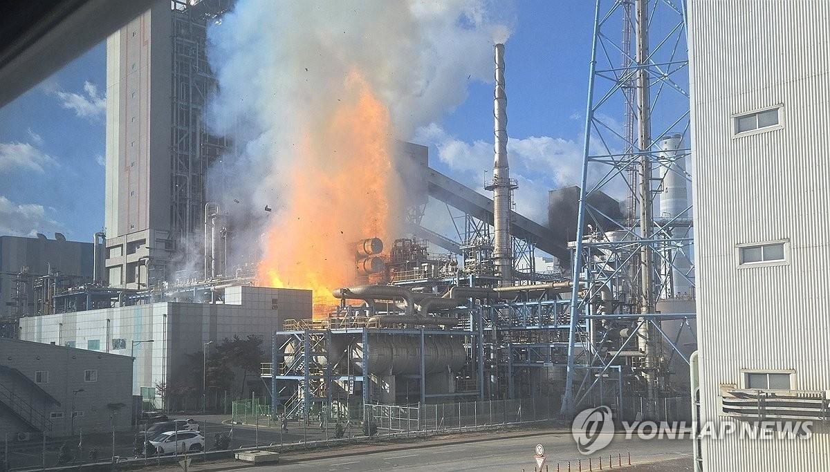 태안화력에 폭발음과 함께 화재 발생. / 독자 제공-연합뉴스