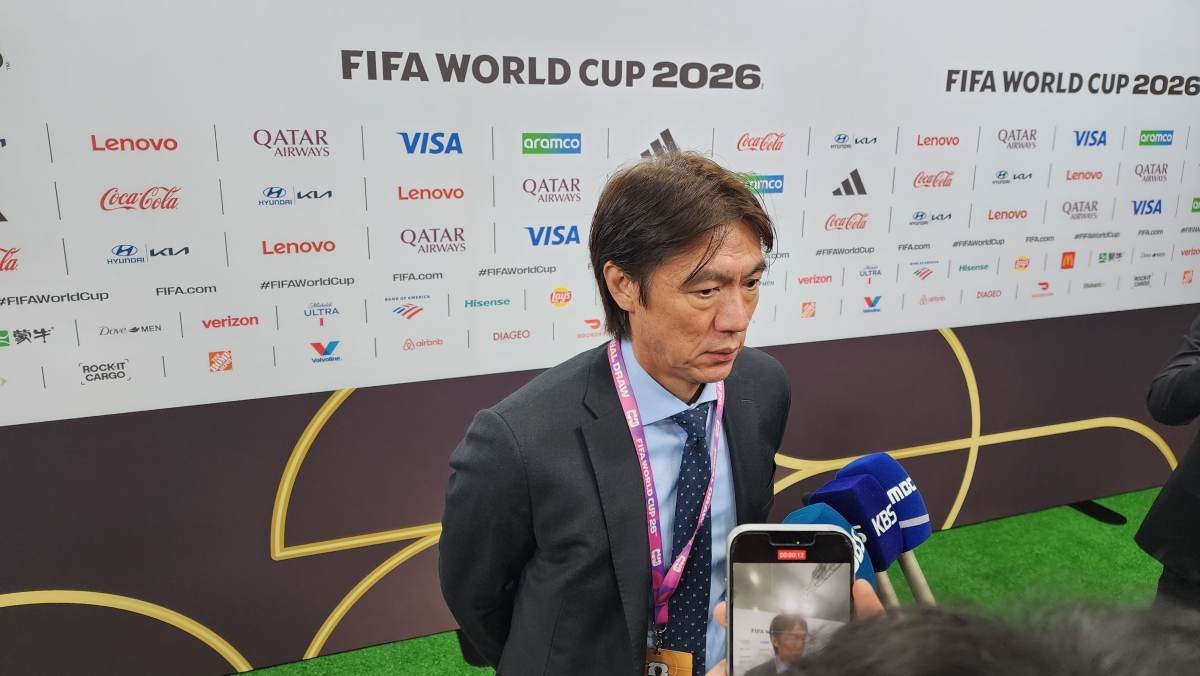 홍명보 축구대표팀 감독이 5일(현지시간) 미국 워싱턴DC 케네디센터에서 열린 2026 북중미 월드컵 조추첨식을 마친 뒤 공동취재구역에서 인터뷰하고 있다. / 연합뉴스