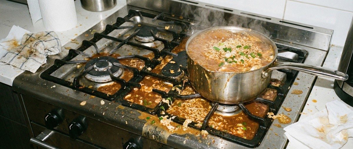 흘러 넘친 국물로 엉망이 된 가스레인지 / 위키트리