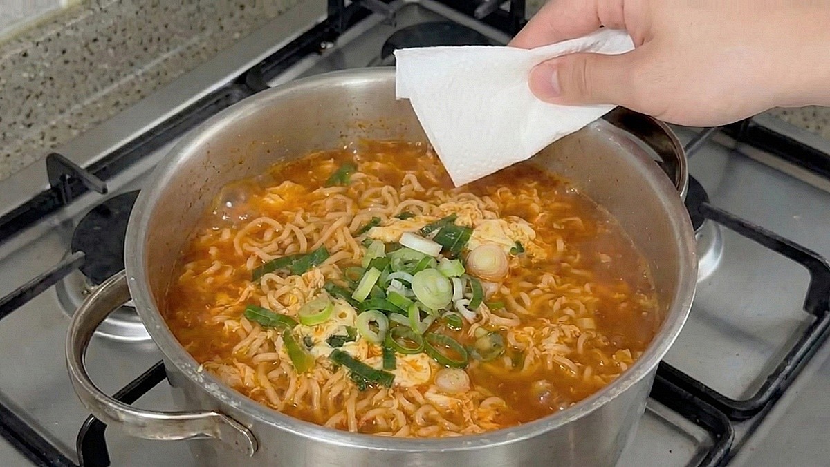 라면 냄비 가장자리에 식용유를 바르는 모습 / 위키트리