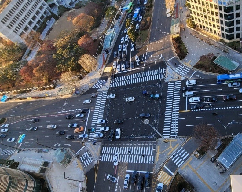 서초역사거리 횡단보도 / 서울 서초구 제공