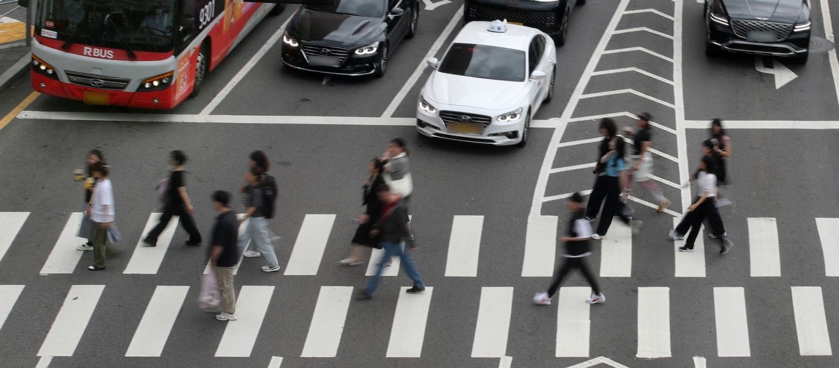 횡단보도 건너는 시민들 자료 사진 / 뉴스1