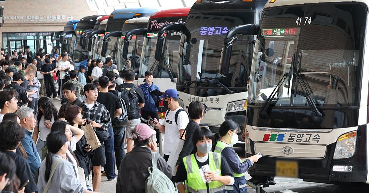 고속버스터미널이 붐비고 있다 / 뉴스1