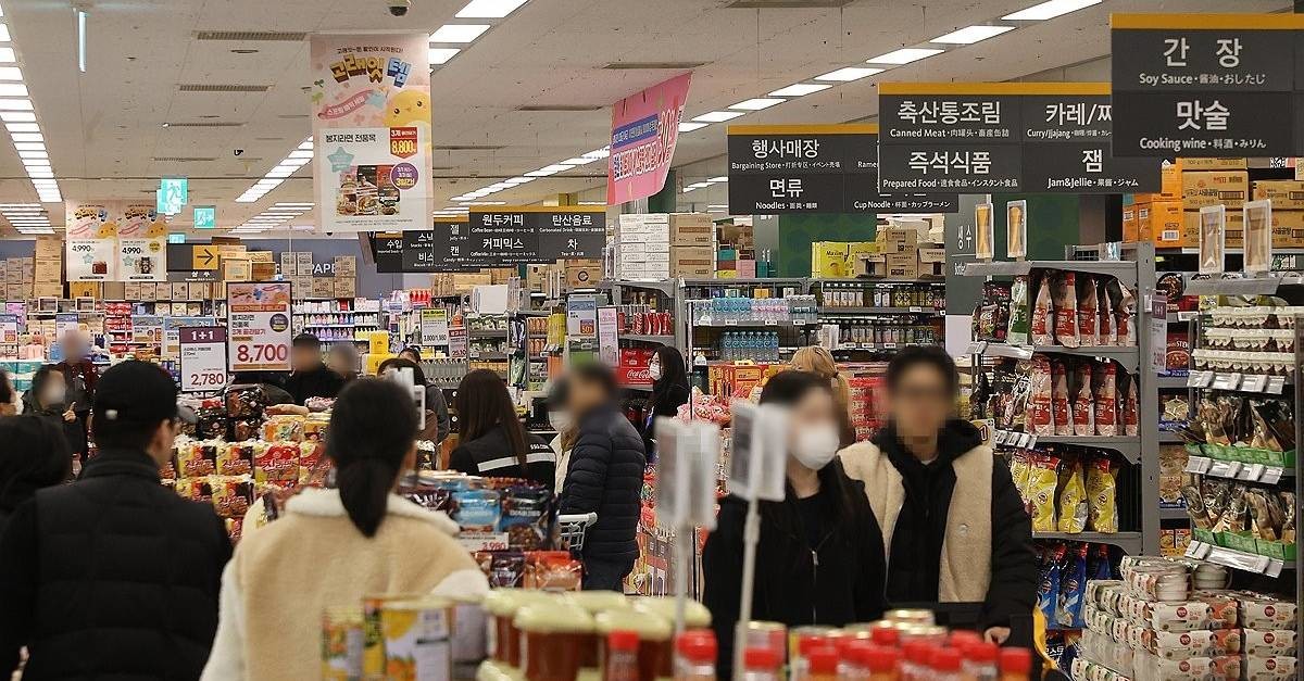 서울 시내 한 마트에서 장을 보는 시민들 / 연합뉴스