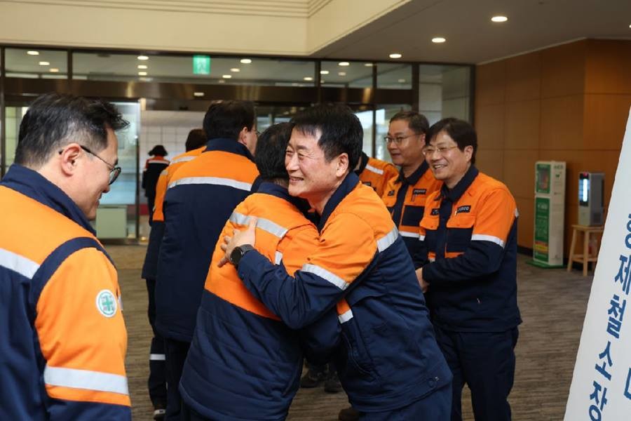 박남식 제26대 포항제철소장이 취임식에서 임직원들과 인사를 나누고 있다.