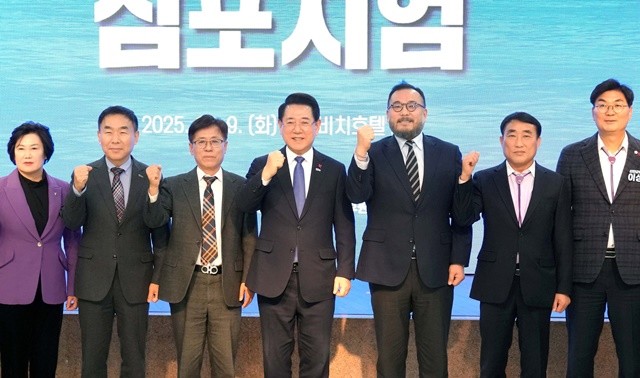 김영록 전라남도지사가 9일 목포 신안비치호텔에서 열린 ‘해상풍력사업 국민 100조 펀드 도약 심포지엄’에 참석해 주요내빈과 기념촬영을 하고 있다.