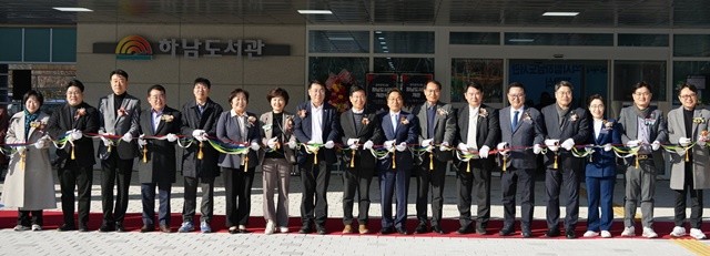 강기정 광주광역시장이 9일 광산구 첫 시립도서관인 하남도서관 개관식에 참석해 참석자들과 함께 테이프 커팅을 하고 있다. /광주광역시 제공