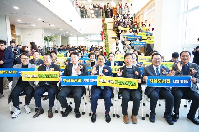 강기정 광주광역시장이 9일 광산구 첫 시립도서관인 하남도서관 개관식에 참석해 참석자들과 함께 기념촬영을 하고 있다/ 광주광역시 제공